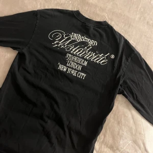 Tröja  - Cool tröja ifrån HM med tryck med en oversized look, i nyskick då den bara används ett par gånger och passar båda killar och tjejer!🩷