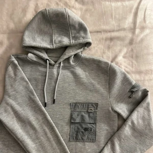 Hoodie - Grå hoodie ifrån brave soul som aldrig används! I storlek L men passar mer M 