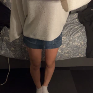 Jeans kjol💙 - Jätte fin jeans kjol som jag klippt av💖 den är lite stor på mig därför jag säljer