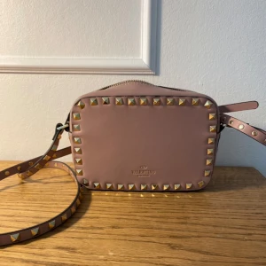 Valentino rockstud väska - Säljer min fina väska från Valentino i superbra skick! Köpt här på plick och har inget kvitto, därav priset ❤️‍🔥