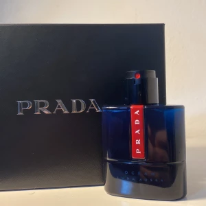 Prada Luna Rossa Ocean - Skit god parfym av Prada. Vad som medföljer: Prada luna rossa ocean 50ml varav 30ml finns kvar. En 10ml sample av samma parfym varav 1-2ml finns kvar. Köp direkt eller skicka ett prisförslag. Släng iväg ett dm om du har någon fråga