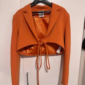 Kavaj - Croppad kavaj med snörningar från Zara i storlek S, använd en gång + spårbarsfrakt 65 kr