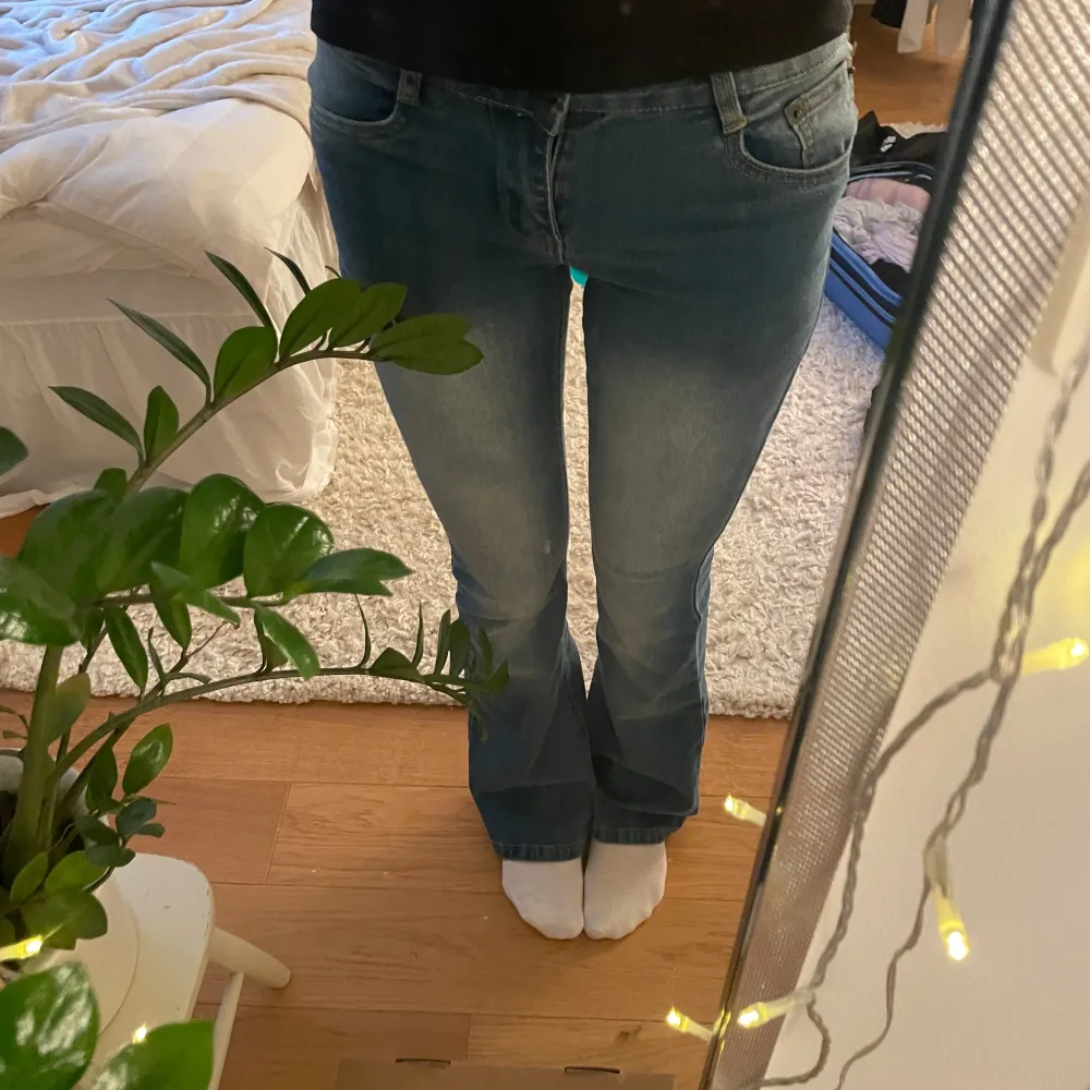 Säljer dessa snygga blå, lågmidjade, bootcut jeans ifrån D-Xel köpa på KidsBrandstore. Aldrig använda och nyligen inköpta, säljer då jag inte använt de. Köpta för 550 kr. Slutsålda i många storlekar. Stl 27 (motsvarar ungefär XS/stl 164)💖💖💖. Jeans & Byxor.