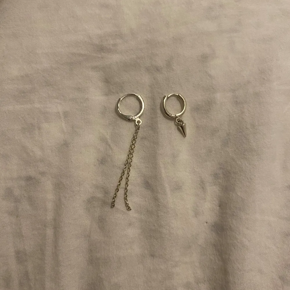 Silver örhängen, oanvända och slutsålda. Asusteet.