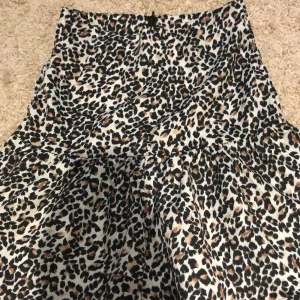 Leopard printad kjol 😍 - Sydde om den från 36 till xxs men nu har jag inte använt den på länge så då säljs den istället! ❤️