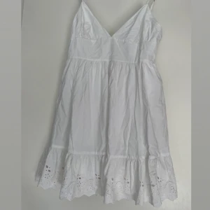 Vit klänning  - En jätte fin vit klänning från Zara använd en gång. 