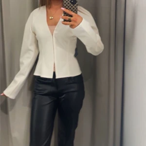 Cardigan - Superfin Kostym/kofta Från zara. Köptes iår och använd en gång. Skulle beskriva den i ett styvt kostymmaterial. Passar perfekt till middag!💗