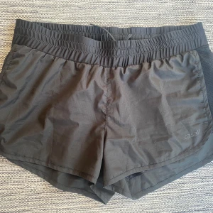 Svarta löparskorna i strl 40 från Casall - Svarta löparskorna i strl 40 från Casall.  Sparsamt använd och i fint begagnat skick. Tyvärr har trycket längst ner bleknat lite.  Mått Midjan: ca 41 cm Total längd: ca 27 cm  100% polyester   Kommer från ett djur och rökfritt hem.