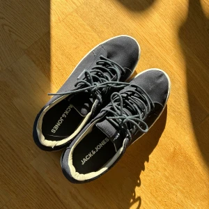 Mörkblå skor - Snygga mörkblå sneakers från Jack  & Jones. I nyskick. Storlek 40 men passar även 39.
