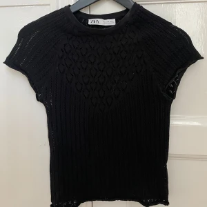 Virkad/stickad topp från zara - Svart lite kortare topp från zara⭐️