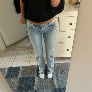 Lowwaist jeans - Lågmidjade jeans från hm! I storlek 38, men skulle säga att de passar både 38 och 36 då de är lite strechy. Säljer då jag har två par, de har en liten difekt på högra bakfickan och lite slitna längst ner men inget man tänker på alls!