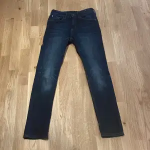 Denim jeans i mörkblå  Bra passform inte för tajt och inte för bagy  Väldigt billiga 