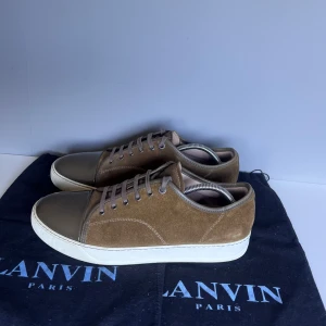 Lanvins  - Säljer ett par lanvins i storlek UK10 (EU44), cond 8/10 lite heeldrag samt ett märke baktill på mockan, annars väldigt bra skick! Tillkommer dustbags och extra snören! 