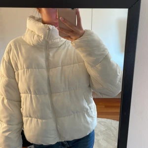 Vinterjacka  - Fin vinterjacka!💗 från lager 157 och knappt använd! Super skön och varm basic jacka! Storlek M men passar som en S 