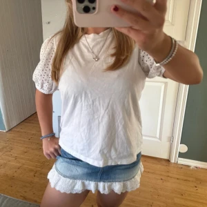 Topp med puffärm - Använd en gång, har liten smink fläck på kragen som blev när bilderna togs, men de går bort i tvätten!!😬