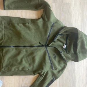 Nike tech feece - Unik men riktigt snygg färg på nike tech, storlek m passar folk runt 175. Kom gärna med byten