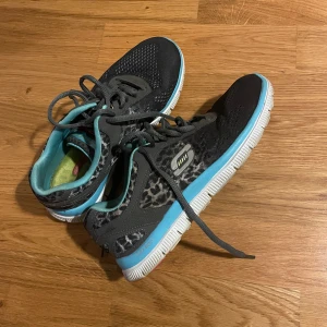 Träningsskor  - Träningsskor/springskor. Otroligt sköna och formar sig efter foten, knappt använda alls. Som nya!