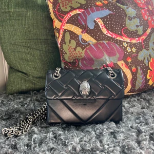 Kurt Geiger väska - Kurt Geiger väskan i den minsta modellen. Endast använd fåtal gånger. Man kan ha den på två olika sätt, se sista bilderna. Nypris: 2500 kr. 