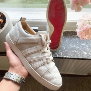 Loubs - Dessa loubs är i bra skick. 42,5 och självklart äkta!obs! Använt skofärg  Lägg bud eller skriv om ni har nått o trade mot i 42-42,5