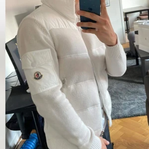 Moncler jacka - Moncler jacka/cardigan, endast använt en gång så den är i nyskick. Äkthetsbevis medföljer. Nypris 12 225kr