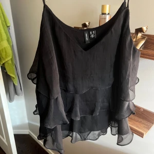 Linne med volanger  - Super fint linne från vermoda i stolek xs. Helt i nysick. Andvänd bara två gånger 