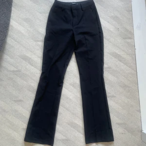 Kostymbyxor - Svarta kostymbyxor från bikbok, bra skick och säljer pga för små, skriv för fler bilder