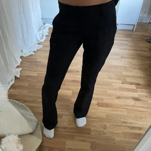 Lågmidjade kostymbyxor - Bikboks lågmidjade kostymbyxor som e skit snygga, men har ”rispningar” ner till (se bild) men det är inget som man ser när dom används och är enkelt att laga❤️🥰