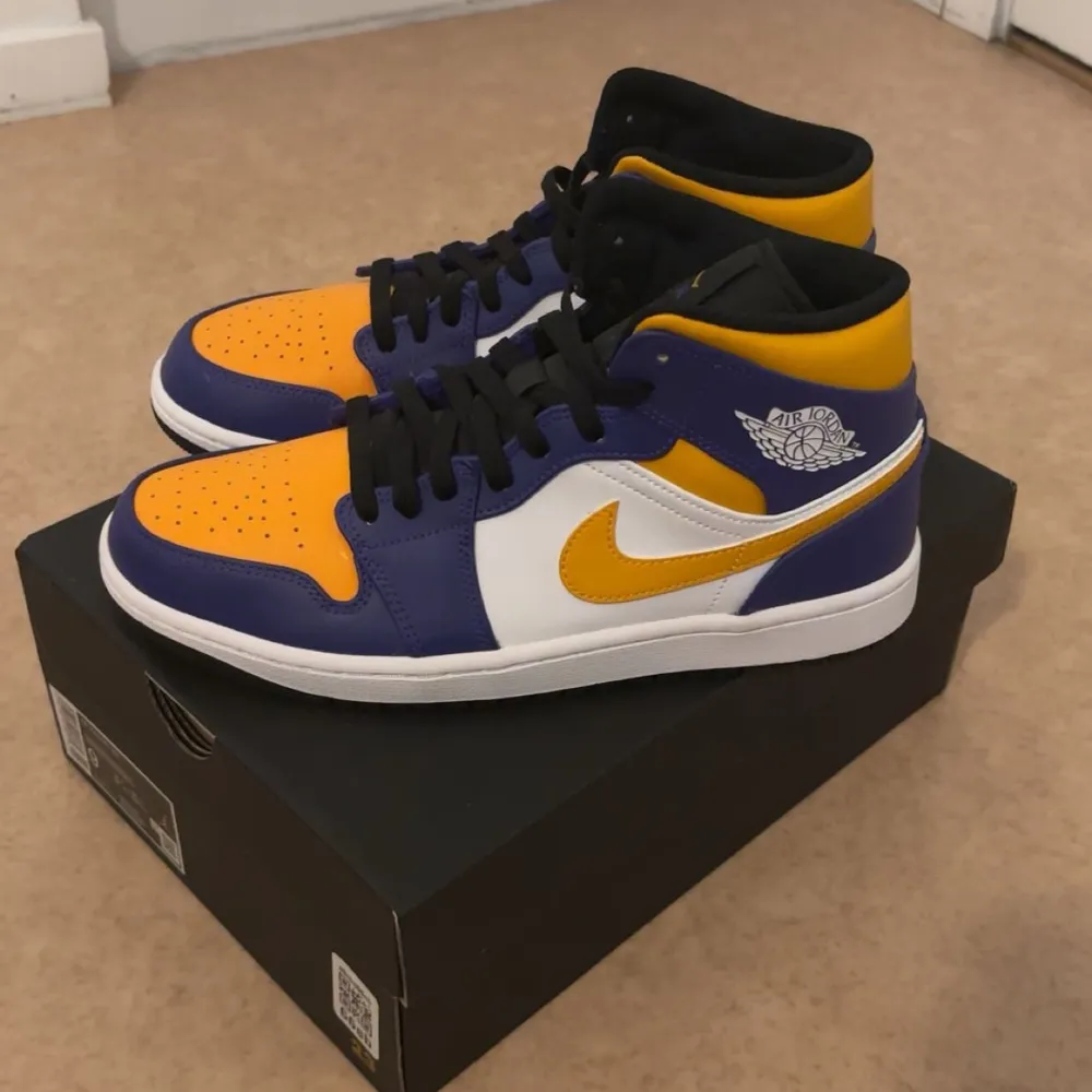 Säljer ett par snygga Nike Air Jordans 1 Lakers som är helt oanvända.  Storlek 42,5. Skriv vid intresse. Skor.