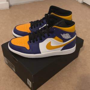 Säljer ett par snygga Nike Air Jordans 1 Lakers som är helt oanvända.  Storlek 42,5. Skriv vid intresse