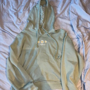 Grön hoodie från Hollister - Säljer supermysig ljusgrönt set från Hollister i storlek S&M.