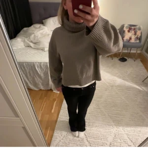 Stickad tröja - Säljer denna stickade polo tröjan då den inte kommer till användning 💘 superfin