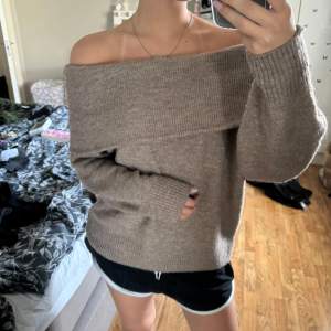 En offsholder tröja ifrån H&M i en liten oversized fit!