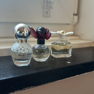 Små marc jacobs parfymer - Alla tre ingår.