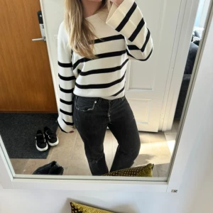 Svarta Levis jeans - Säljer dessa supercoola och unika Levis jeansen. De är straight och köpta innan sommaren. Passar mig som oftast bär s/m. Skriv för frågor💗