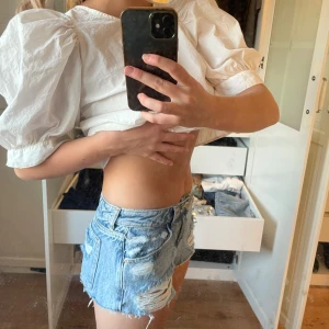 Zara jeansshorts - Perfekta till hösten och sommaren. Låga i midjan. Aldrig använda, 