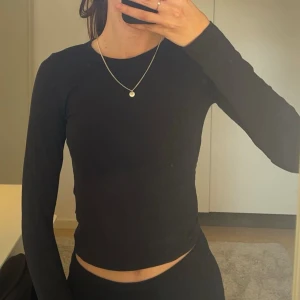 Långärmad tröja - Långärmad tröja i en lite kortare modell, från H&M. Typ aldrig använd. Nypris 79kr🖤