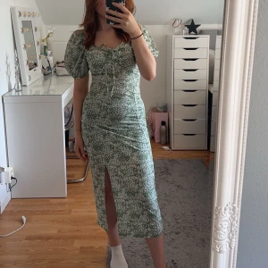 Klänning - Säljer denna superfina klännings från Gina som tyvärr aldrig har kommit till användning, där av är lappen kvar! Storlek xs✨