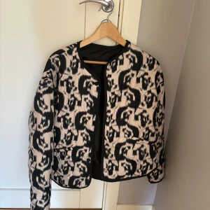 Quiltad jacka  - Säljer denna Jättecoolt quiltade jackan i ett svartvitt mönster. Använd fåttal gånger så jättefint skick. 
