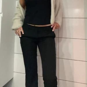 kostymbyxor low waist - Säljer dessa fina lågmidjade kostymbyxor från bikbok. Knappt använda helt utan defekter. nypris: 499kr 