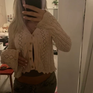 Stickad kofta - Ljusrosa stickad kofta med knappar 🎀jätte fint skick🫶🏼skriv för funderingar🌸