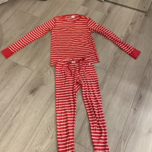 Polarn och pyret pyjamas  - En röd  polarn och pyret pyjamas. Jag säljer den för att den är för liten och inget jag använder längre ( den har ett litet hål vid knät ) (jag står ej för frakten) 