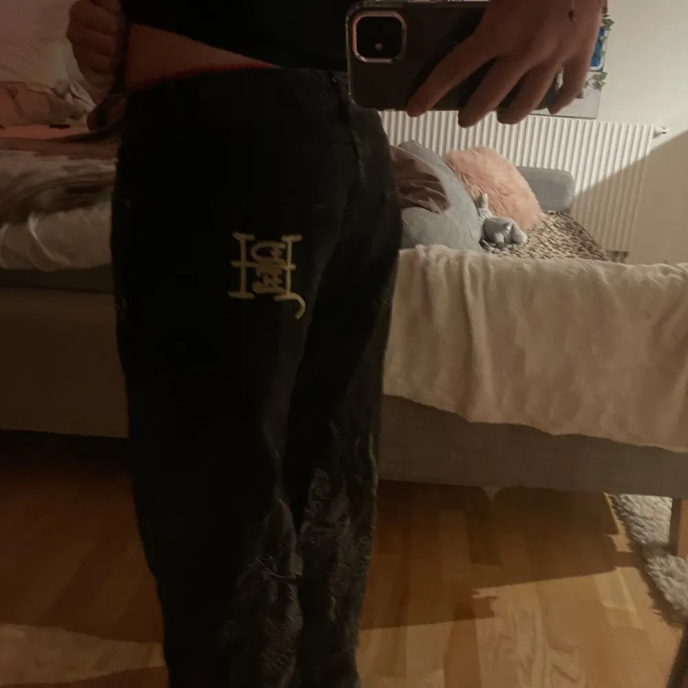 Baggy edhadry byxor. köpt i London. inte mycket använda inga defekter. original pris : 1100kr. Jeans & Byxor.