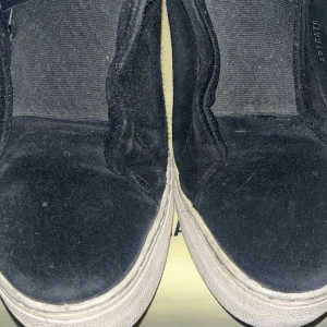 Svarta sneakers från Axel Arigato - Snygga svarta sneakers från Axel Arigato med en stilren design. Skorna har en vit sula och är tillverkade i ett mjukt material som ger en bekväm passform. Perfekta för en avslappnad stil. dem är i helt okej skick och pris kan förhandlas vid snabb affär!! box och dustbag ingår! (2300kr nypris!!!)