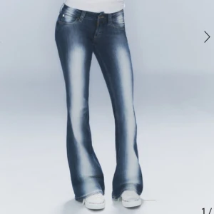 Weekday jeans  - Snygga blå bootcut jeans med en klassisk femficksdesign. De har en lätt tvättad look och är lågmidjade för en avslappnad stil. Perfekta för en trendig vardagslook. Aldrig använda. Storlek 32/34