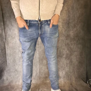 Nudie slim jeans - Säljer dessa nudie jeans i size 32/32 dock sitter som 31/32. Passar mig bra 180 63 kg. Skicket är väldigt bra.