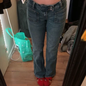 Blå jeans med bootcut - Snygga blå jeans med bootcut från lager 157. De har en låg midja och klassiska femficksdetaljer. Perfekta för en avslappnad stil med en modern twist. Säljer då dom inte kommer till använding.
