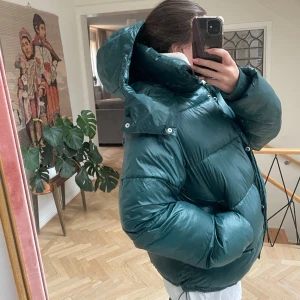 Bikbok vinterjacka  - Super fint skick jätte varm och snygg. Denna modell säljs ej mer oh är sjukt efterfrågad. Luvan och kragen är skit snygga. 