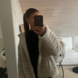 Beige teddyjacka från Softy Outerwear - Mysig beige teddyjacka från Softy Outerwear i storlek L. Jackan har en fluffig och varm design med dragkedja framtill. Perfekt för kyliga dagar när du vill hålla dig varm och stilren. 🧥✨