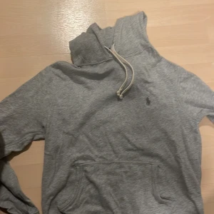 Grå hoodie från Polo Ralph Lauren - Säljer grå hoodie från Ralph lauren andvänd ett par gånger nästan helt ny bra skick ny pris 1500 mitt pris 650 men kan sänka vid snabb affär