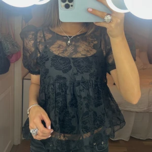 Topp - Så fin genomskinlig/mesh topp!!🩷🩷snygg på fest😝 har ett linne under på bilderna
